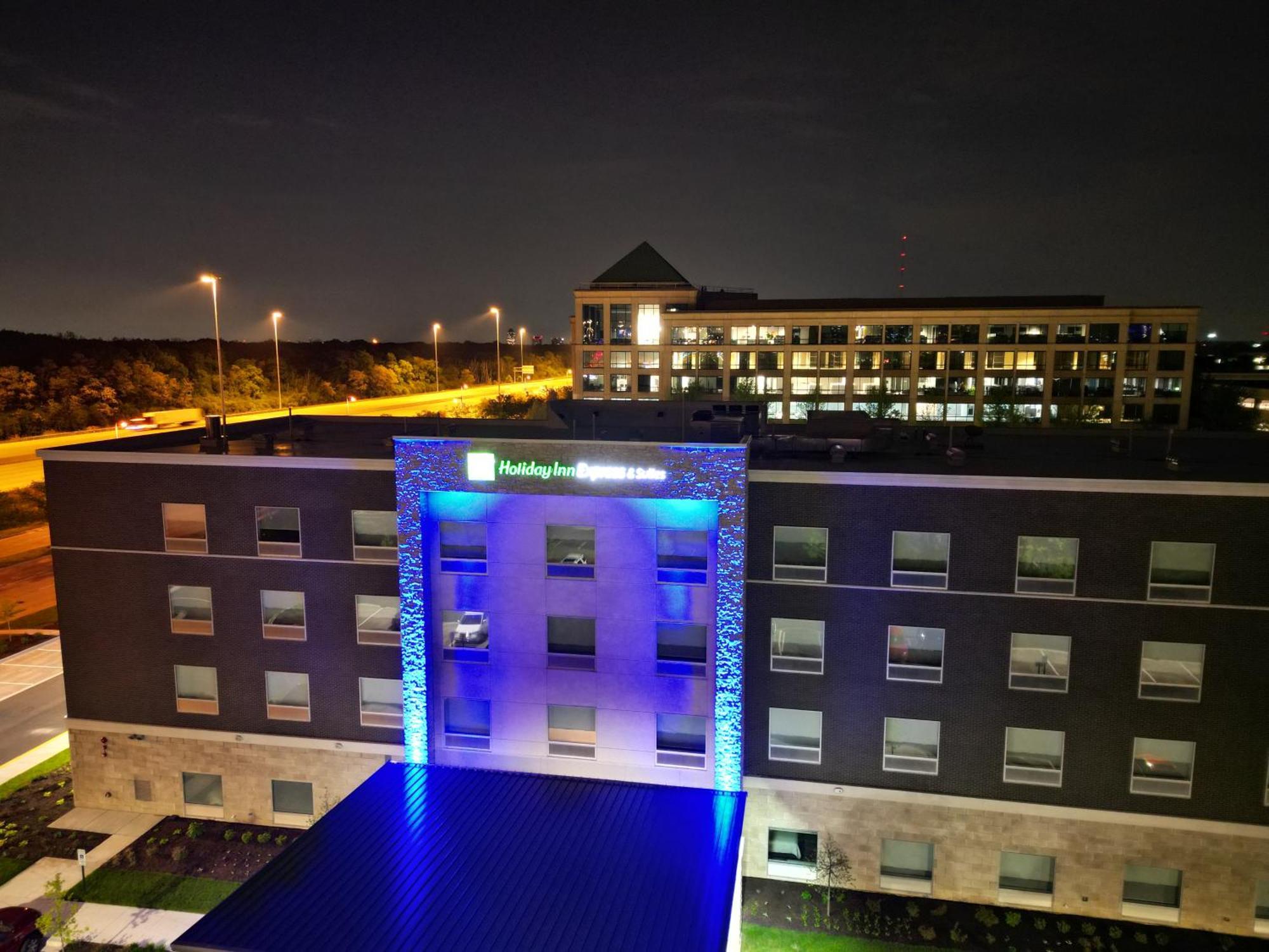 Holiday Inn Express & Suites Chicago Schaumburg By Ihg Exterior photo