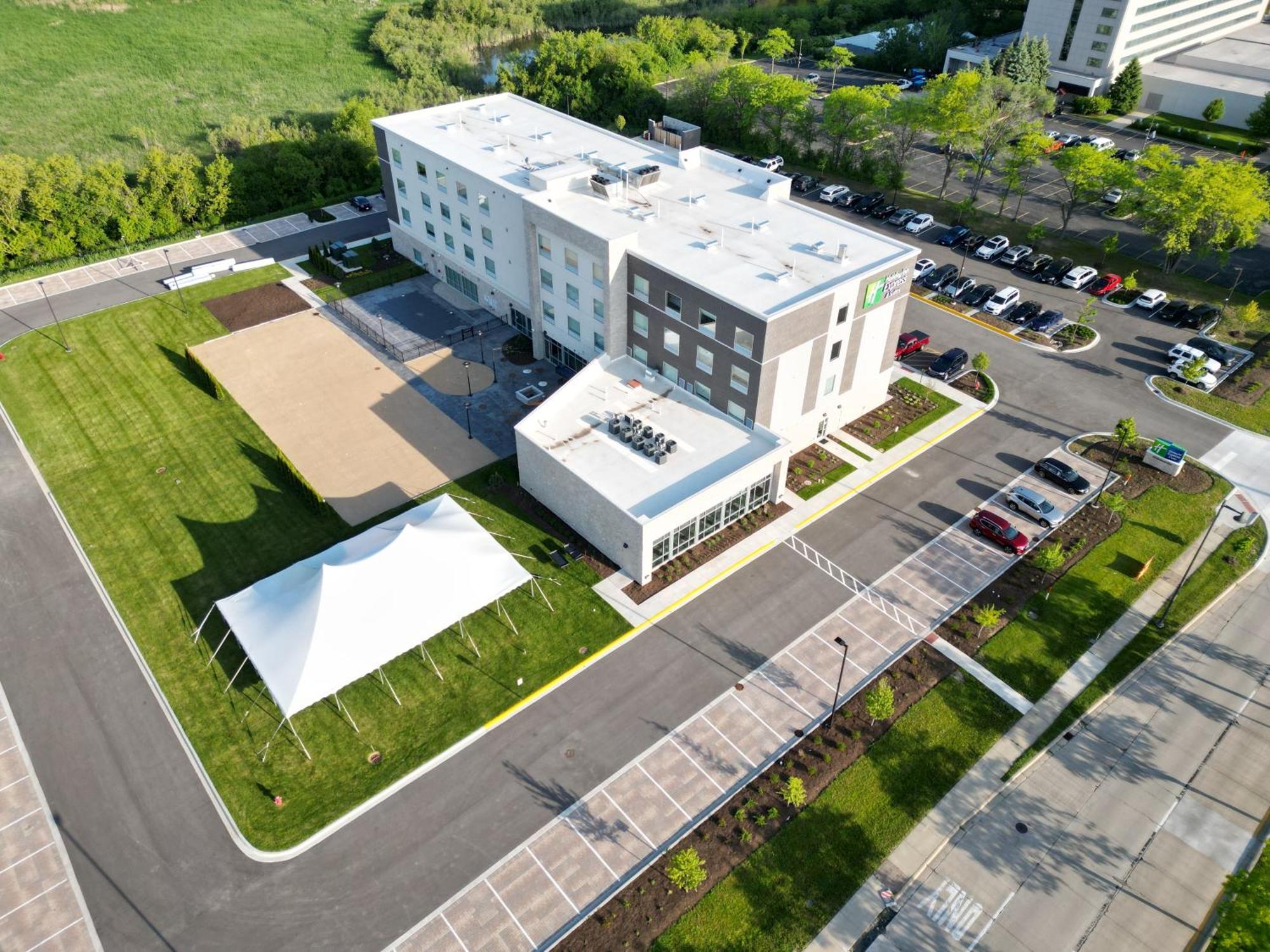 Holiday Inn Express & Suites Chicago Schaumburg By Ihg Exterior photo