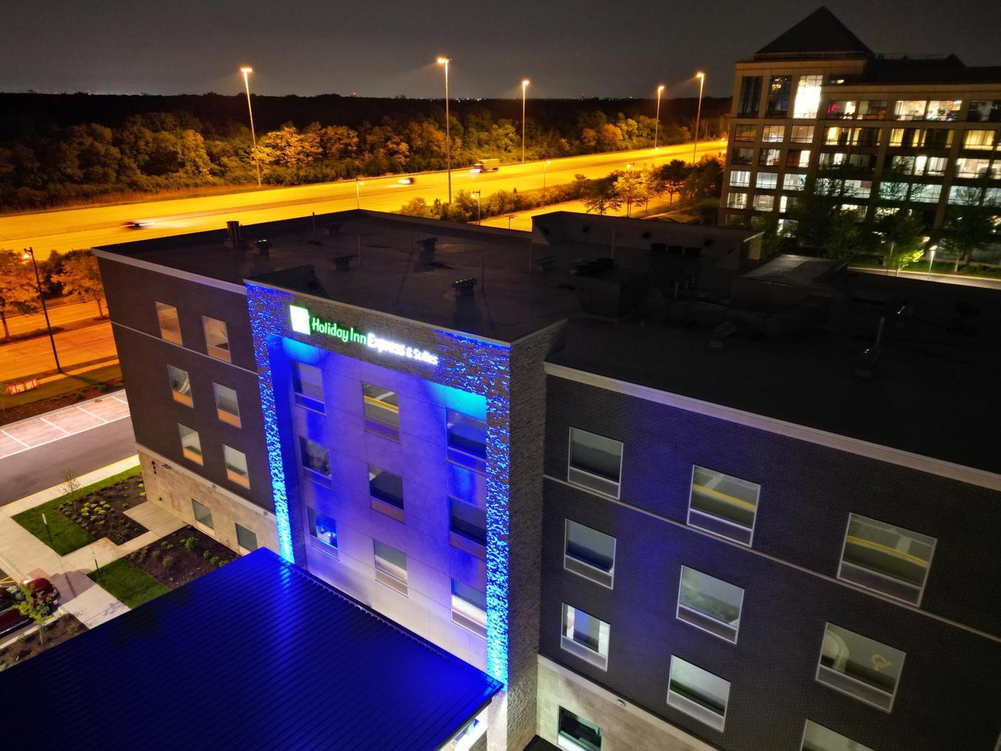 Holiday Inn Express & Suites Chicago Schaumburg By Ihg Exterior photo